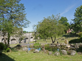 Blick von der Burgzinne in den Burggarten.