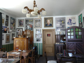 Im grünen Salon sind die berühmten KrimiautorInnen versammelt, über der Türe Agatha Christie. 