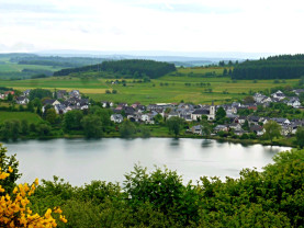 Das Dorf Schalkenmehren liegt am gleichnamigen Maar.